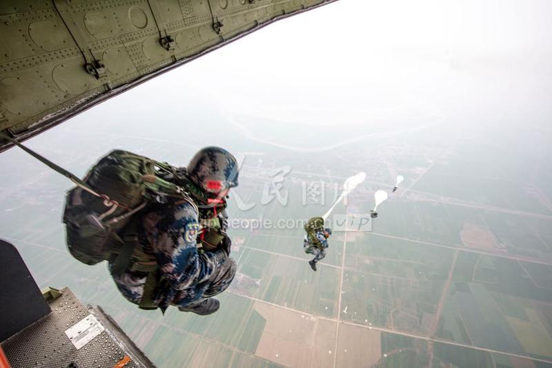 湖北孝感空降兵特种兵，英勇无畏的空中利刃，湖北孝感特种兵空降兵，英勇无畏的空中利刃战士