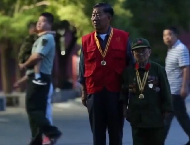 致敬英雄，一位满身军功章的老兵的故事，致敬英雄，军功章闪耀的老兵传奇故事