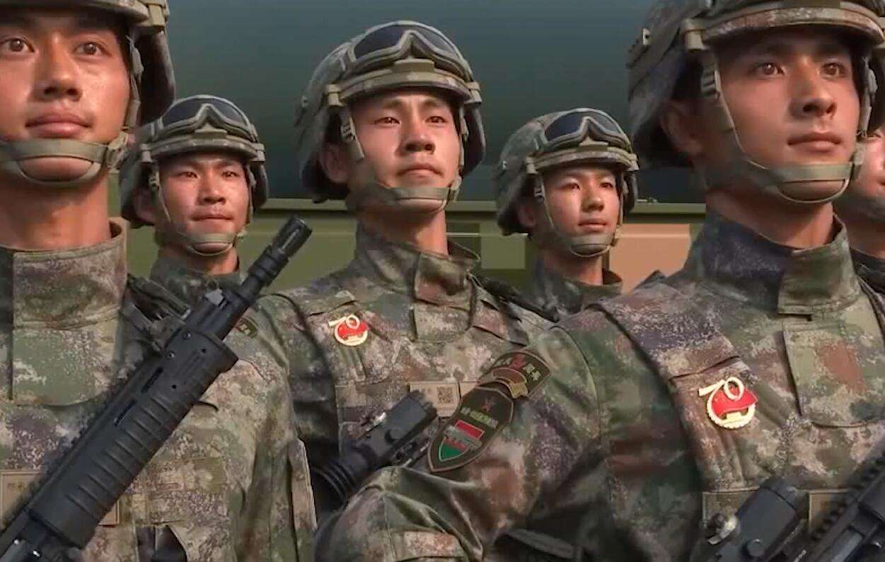 为什么不全体换装星空迷彩，理性探讨背后的考量与选择，全体换装星空迷彩的考量与选择，深入探究背后的理由与决策