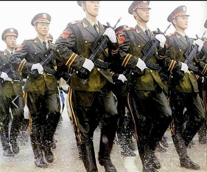 关于中国军队更换军服频率，为何选择将05式军服服役期定为三年？，揭秘中国军队军服更换频率，为何选择将05式军服服役期定为三年？