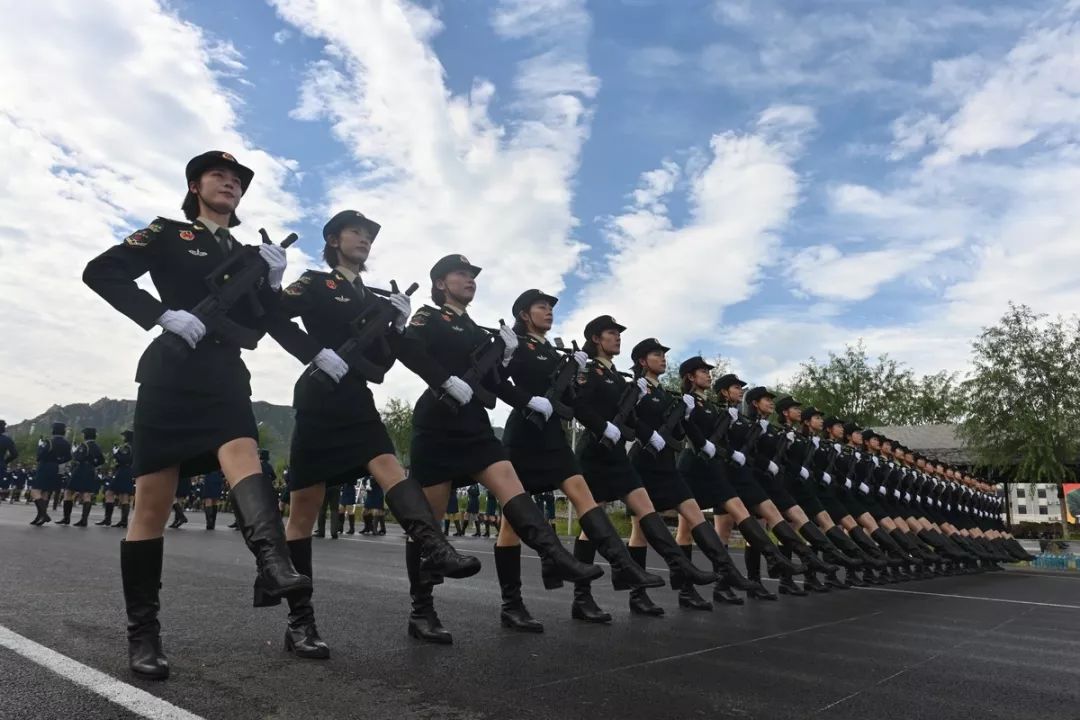 铿锵玫瑰女兵方队，展现新时代巾帼英雄风采，铿锵玫瑰女兵方队，展现新时代巾帼英雄风采