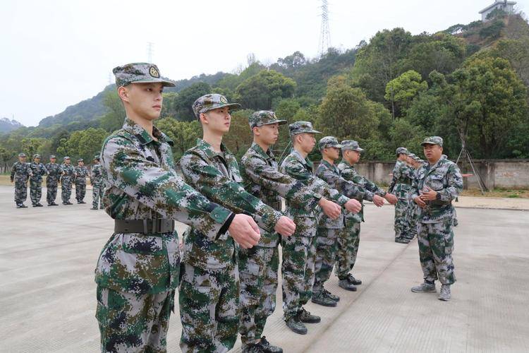 新兵入伍训练，挑战与成长之路，新兵入伍训练，挑战与成长之旅