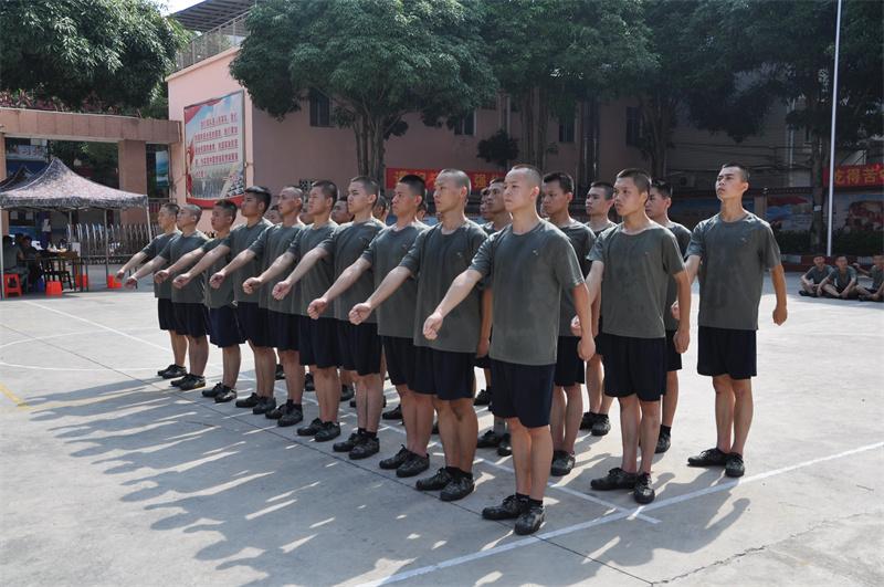 新兵下连后更累吗？——探究新兵连队生活的挑战与适应过程，新兵连队生活的挑战与适应过程探究，下连后是否更累？