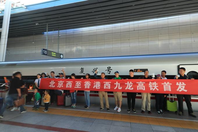 今晚香港9点35分的特殊时刻，回顾历史，展望未来，香港历史回顾与未来展望，特殊时刻之夜晚9点35分