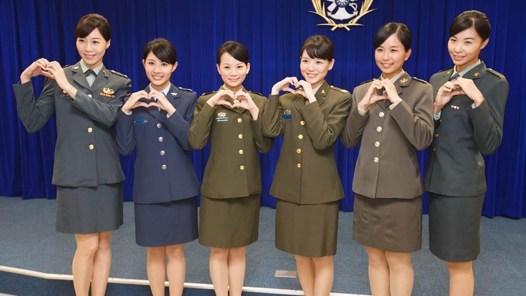 仪仗队首批女兵，她们的来源与荣耀，首批女兵荣耀，仪仗队中的巾帼英雄