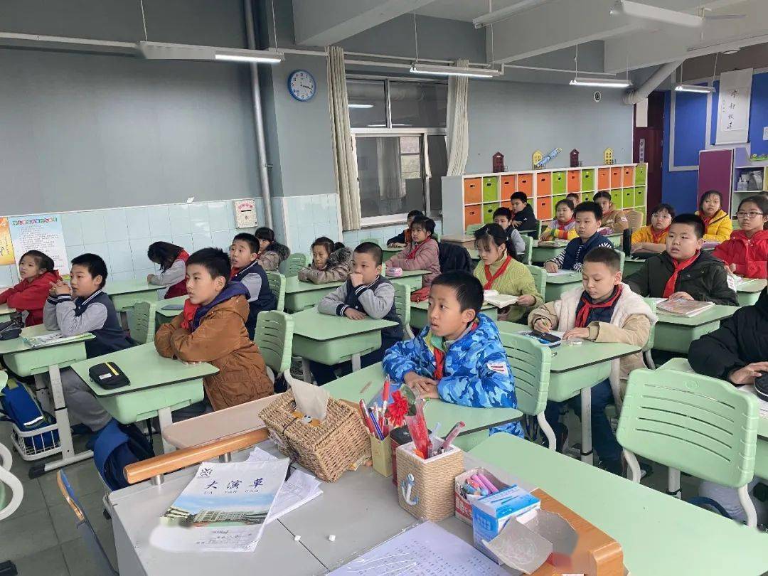 小学生新闻播报，培养小小新闻播报员，传递社会正能量，培养小小新闻播报员，传递社会正能量，小学生新闻播报活动启动