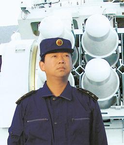 辽宁舰原舰长张峥，海军精英的杰出代表，辽宁舰原舰长张峥，海军精英典范