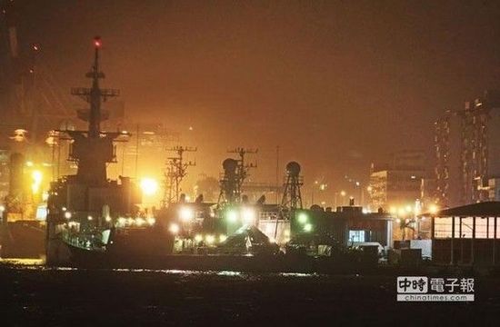 台湾海峡军舰照明灯，守护安宁的夜间灯塔，台湾海峡军舰照明灯，守护安宁的夜间灯塔之光