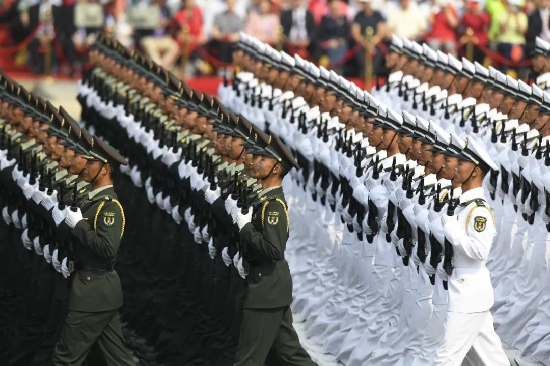 阅兵方阵最前面两个人的军衔，荣耀的象征与国家的骄傲，阅兵方阵最前领航者，军衔背后的荣耀与国家骄傲