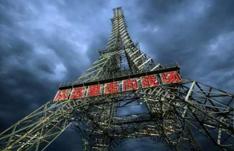 朱日和铁塔正面照，历史与现代的交融之美，朱日和铁塔，历史与现代的交融之美的正面照