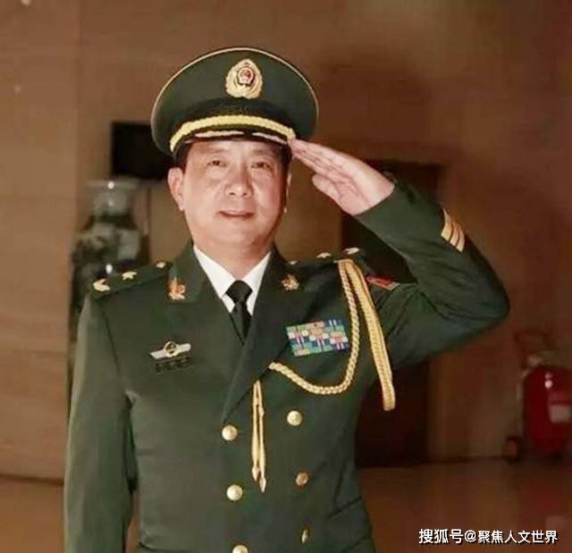 丁晓兵自割右臂背后的英勇故事与深刻启示，丁晓兵自割右臂背后的英勇事迹与深刻启示