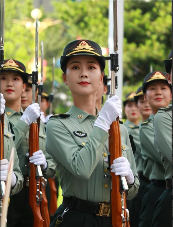 阅兵女民兵图片，展现新时代巾帼英雄风采，新时代巾帼英雄风采，阅兵女民兵图片展