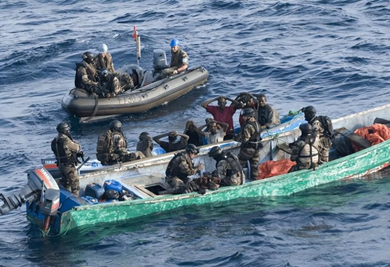 中国海军打击索马里海盗事件，彰显国际责任与海上力量，中国海军打击索马里海盗，展现国际责任与海上力量威严