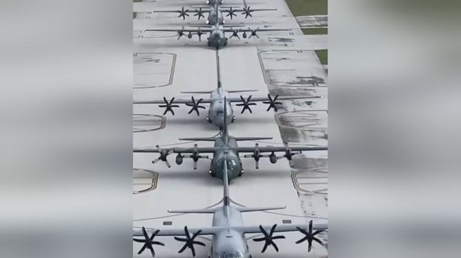 C130运输机简笔画，探索航空艺术的魅力，航空艺术之旅，C130运输机简笔画探索