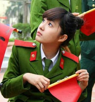 中国女兵的身材照片，力量与柔美的完美结合，中国女兵，力量与柔美的完美融合风采展示