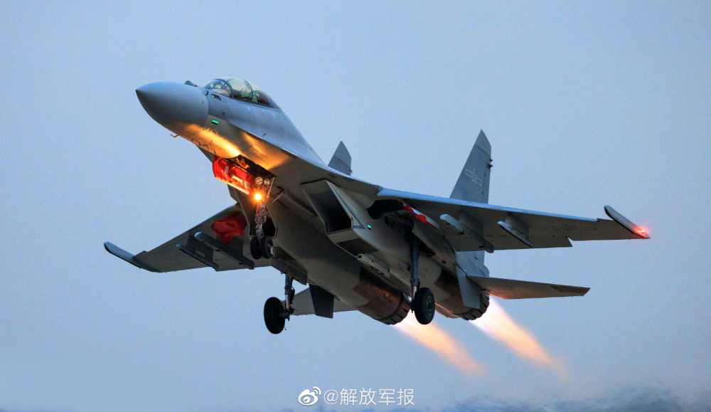 歼-16帅气图片，展现中国空军力量的独特魅力，歼-16战机风采，中国空军力量的独特魅力展示
