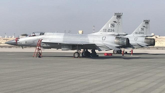 歼-10与枭龙对决F-15，空中力量的较量，歼-10与枭龙对决F-15，空中力量的巅峰较量