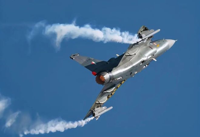 印度光辉战机与中国歼-15战斗机的较量,深度分析与比较,印度光辉战机与歼-15战斗机的深度对决,全面分析与比较