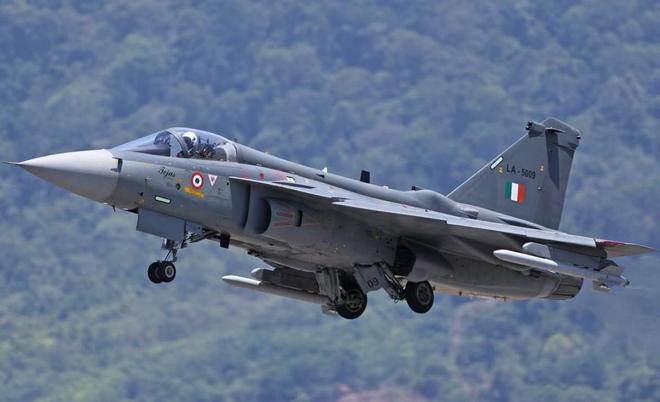 印度光辉战机与中国歼-15战斗机的较量,深度分析与比较,印度光辉战机与歼-15战斗机的深度对决,全面分析与比较