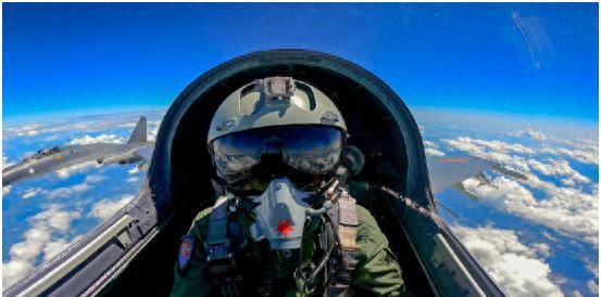 歼-15在航母上起飞的震撼视频,展现中国海军航空兵力量的飞速发展,歼-15航母起飞视频,中国海军航空兵力量迅猛发展的见证