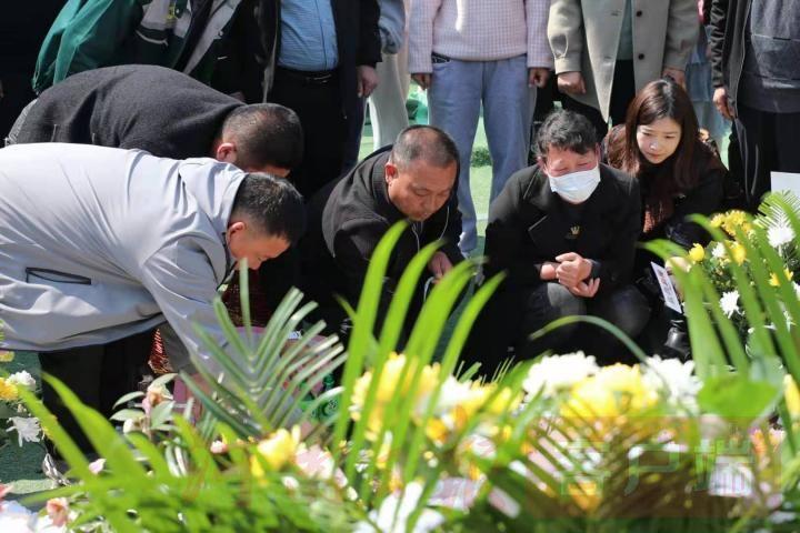 肖思远爷爷的墓碑铭文，一生的荣耀与传承，肖思远爷爷墓碑铭文，荣耀一生，传承永续