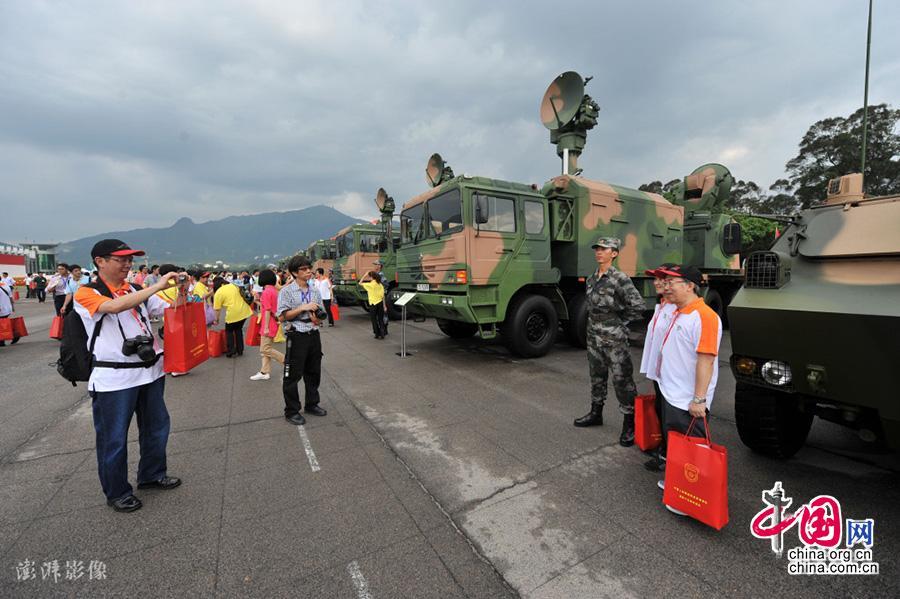 香港市民眼中的驻港阅兵,荣耀与责任的见证,香港市民眼中的驻港阅兵,荣耀与责任的交织展现