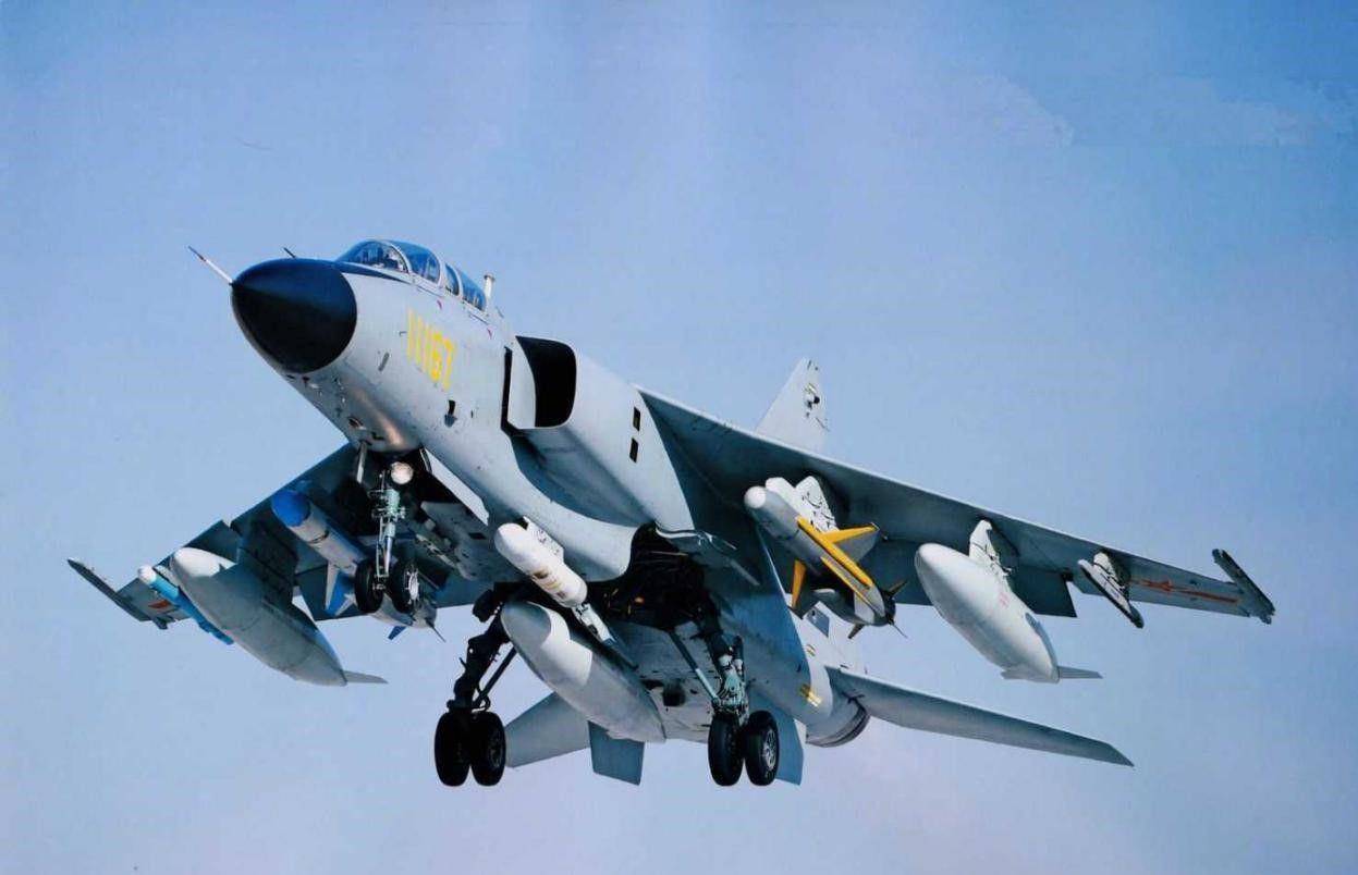 歼-16战斗机的特点与优势，空中力量的卓越代表，歼-16战斗机，卓越空中力量，特点与优势一览