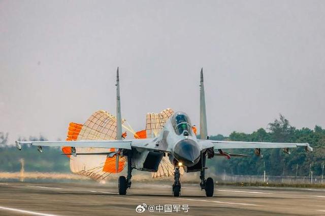 揭秘歼-11战斗机的正面风采，一张正面照片引发的深度探讨，歼-11战斗机正面风采揭秘，一张照片引领深度探讨