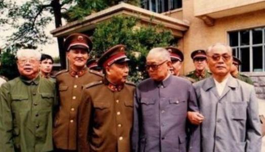 中国女兵照片集体敬礼,坚韧与荣耀的象征,中国女兵集体敬礼照片,坚韧与荣耀的展现