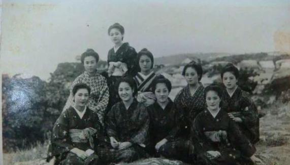 中国女兵照片集体敬礼,坚韧与荣耀的象征,中国女兵集体敬礼照片,坚韧与荣耀的展现