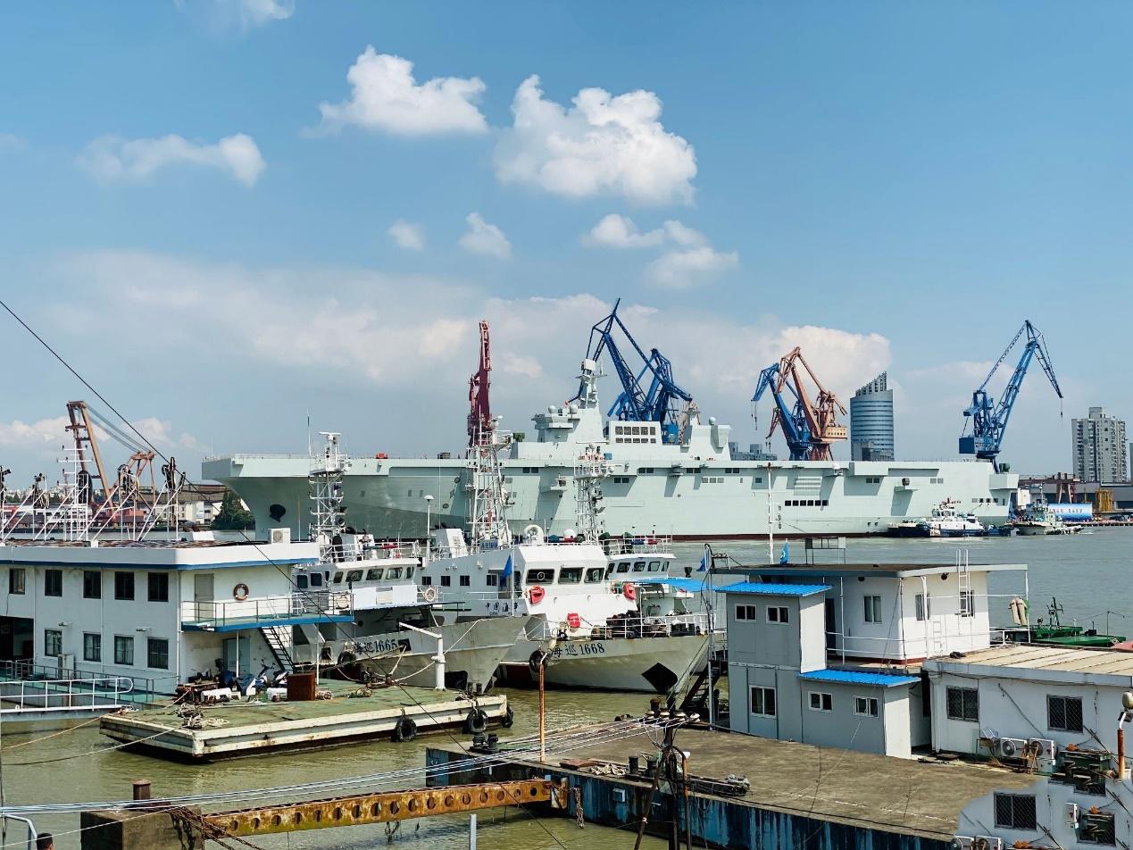 航空母舰的排水量是多少吨,航空母舰排水量揭秘,究竟多少吨?