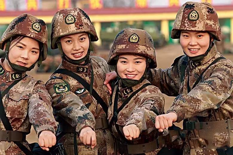 中国女兵的军旅精神,坚韧、勇敢与荣耀的象征,中国女兵的坚韧、勇敢与荣耀,军旅精神的象征