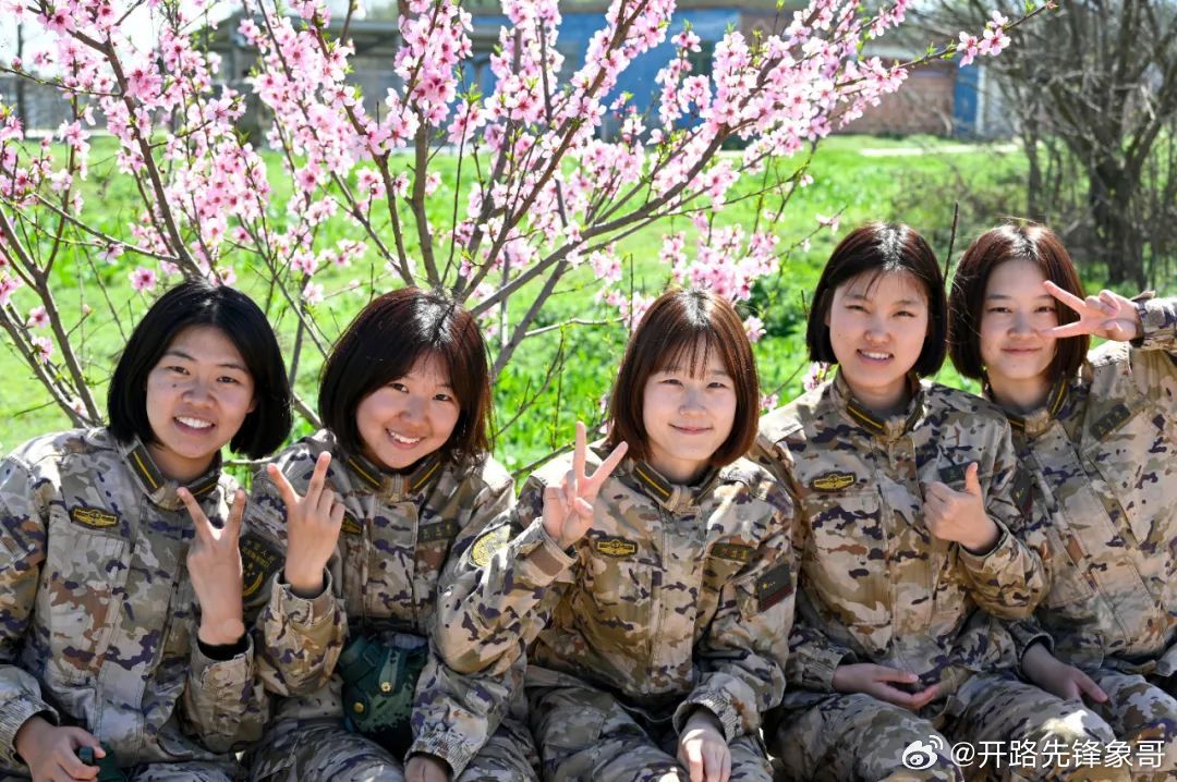 中国女兵的军旅精神,坚韧、勇敢与荣耀的象征,中国女兵的坚韧、勇敢与荣耀,军旅精神的象征