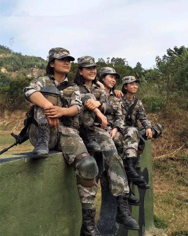 中国女兵的军旅精神,坚韧、勇敢与荣耀的象征,中国女兵的坚韧、勇敢与荣耀,军旅精神的象征