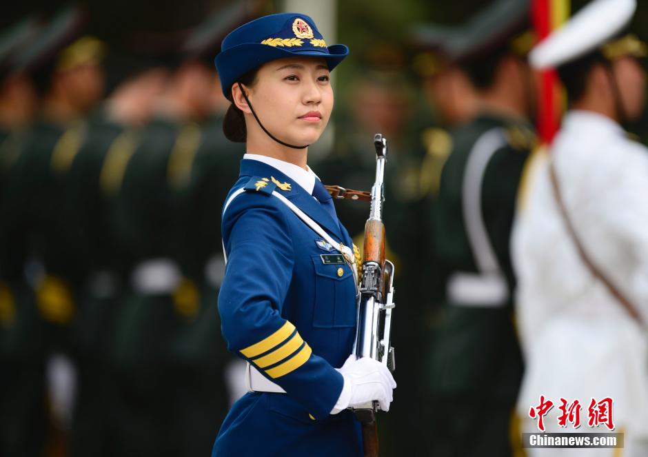 三军仪仗队中的女性风采,图片展现荣耀与力量,三军仪仗队中的女兵风采,荣耀与力量的见证