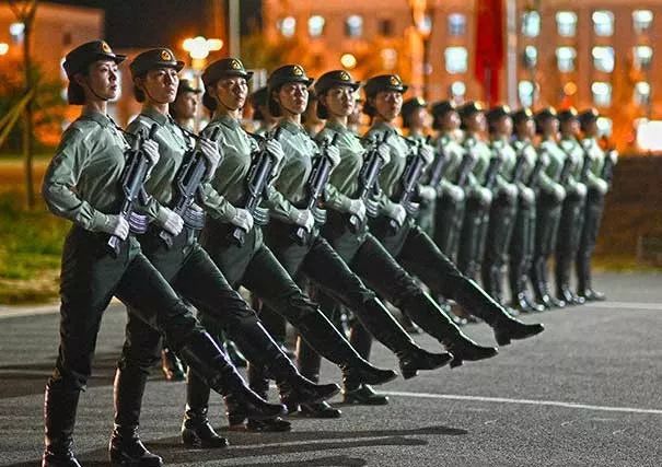 国庆阅兵方队中的大外人身影,多样性与国家力量的展现,国庆阅兵方队中的国际面孔,多样性与国家力量的展现