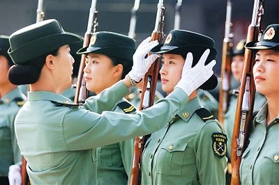 三军仪仗队中的璀璨明珠,女兵程诚与田强的故事,三军仪仗队中的女兵之星,程诚与田强的闪耀故事