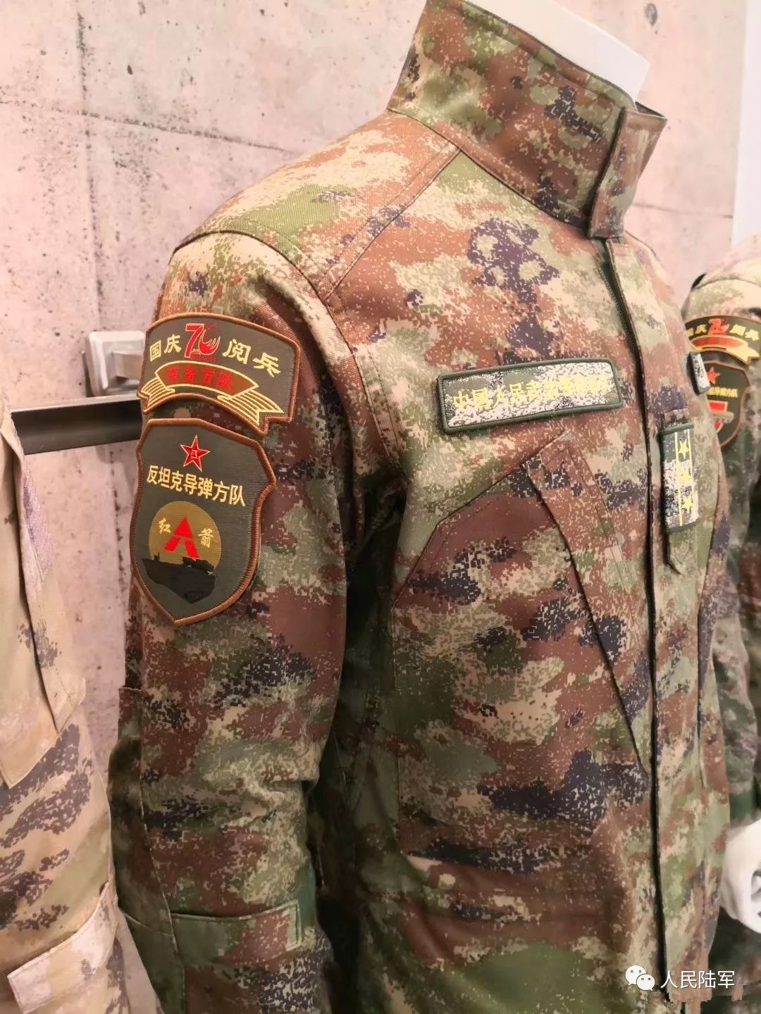 探索未来，全新设计的21世纪星空迷彩服，探索未来，全新设计的星空迷彩服亮相二十一世纪的时尚潮流