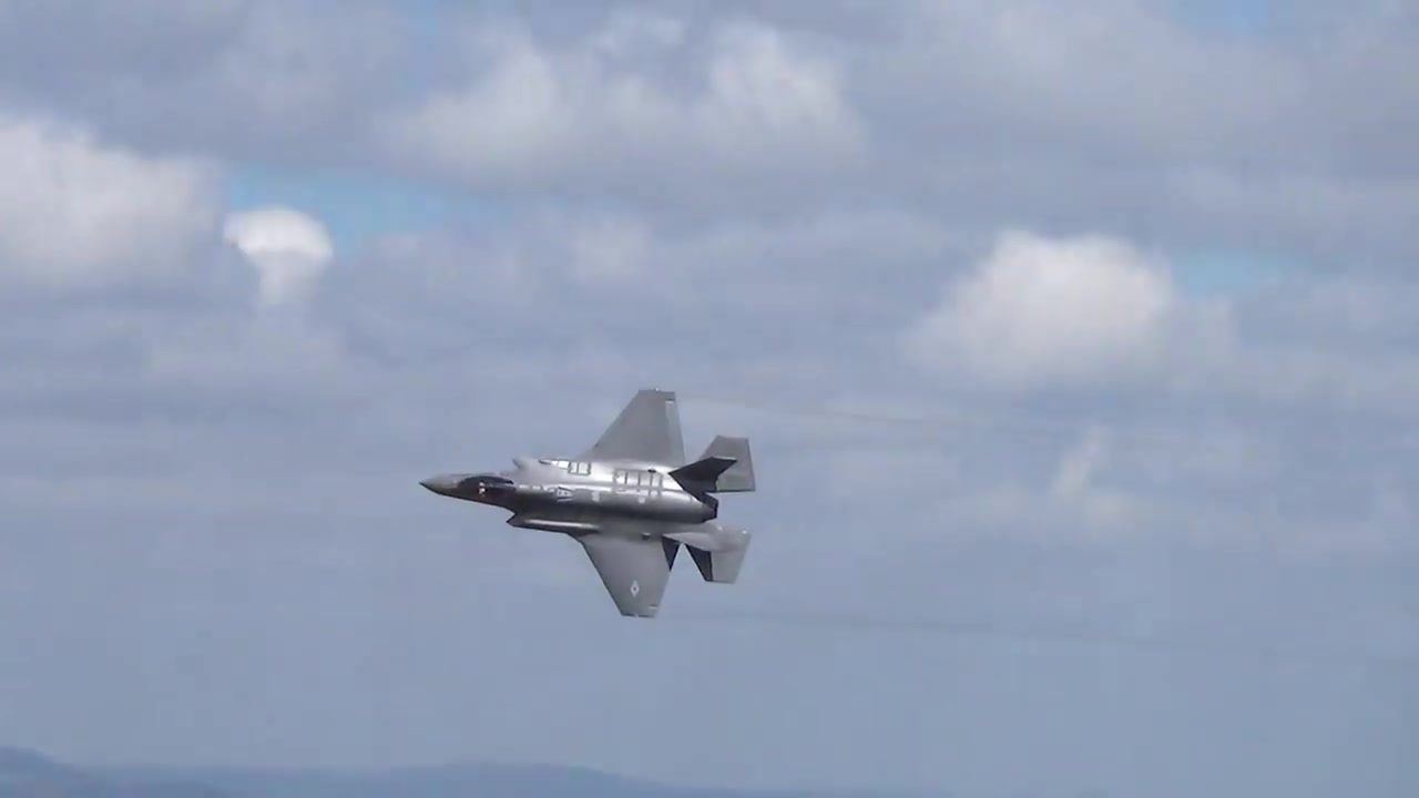 美军F-35战斗机飞行表演,展现空中力量的震撼与魅力,美军F-35战斗机空中表演,展现空中力量的震撼魅力