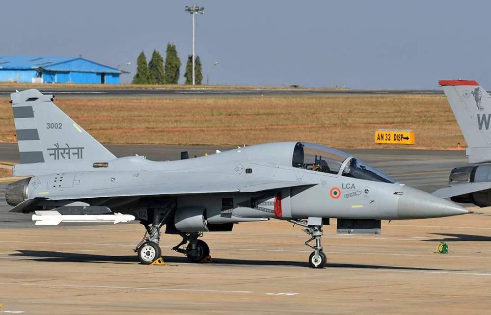 歼-15与F-18尺寸对比,两种舰载战斗机之比较,歼-15与F-18舰载战斗机尺寸对比,两大舰载机之战全面解析