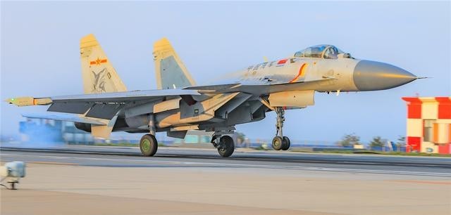 歼-15战斗机外形介绍,歼-15战斗机外形详解