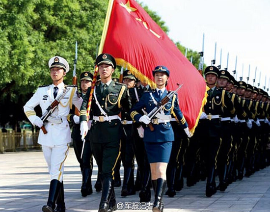 中国女兵方队领队，英勇无畏，展现巾帼风采，中国女兵方队领队展现英勇巾帼风采