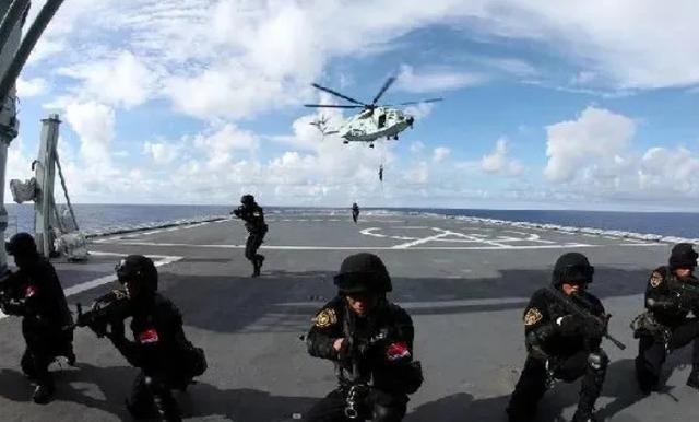 索马里海盗对中国海军的态度，从对抗到合作的转变，索马里海盗对中国海军态度转变，从对抗到合作