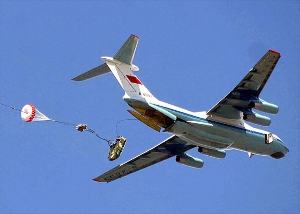 第十五空降军的荣耀与使命,第十五空降军的荣耀使命,英勇无畏,忠诚担当