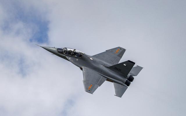 猎鹰与山鹰教练机,翱翔于天际的飞行导师,猎鹰与山鹰教练机,翱翔天空的飞行教育先锋