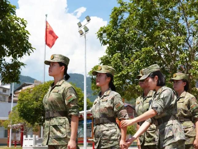 女兵提干的付出,坚韧、毅力与担当,女兵提干的坚韧毅力与担当,付出铸就荣耀