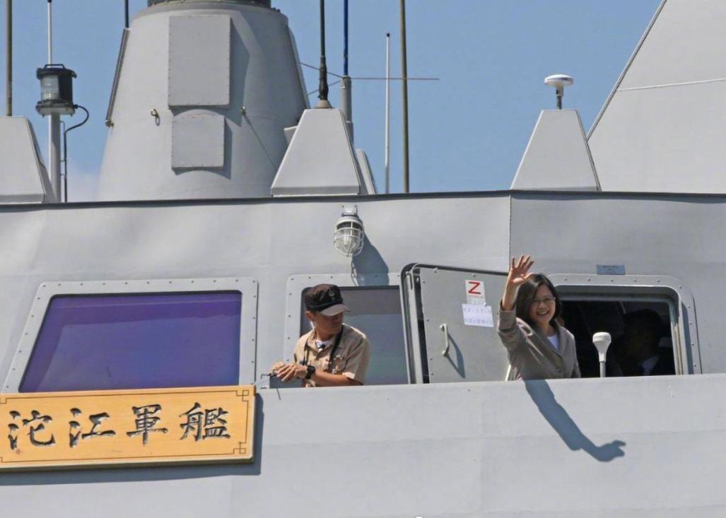 大型航母排水量及其重要性,一个深入探究,深入探究大型航母排水量及其重要性