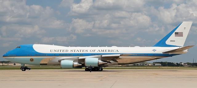 美国大片空军一号的震撼与启示,空军一号,美国大片的震撼与启示