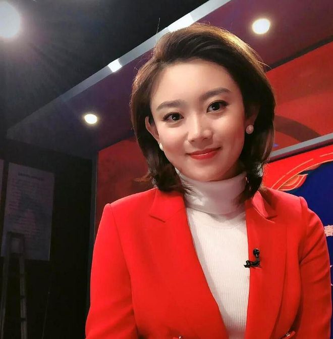 军事女主持人雅妮,图片中的风采与魅力,军事女主持人雅妮,风采与魅力的展现