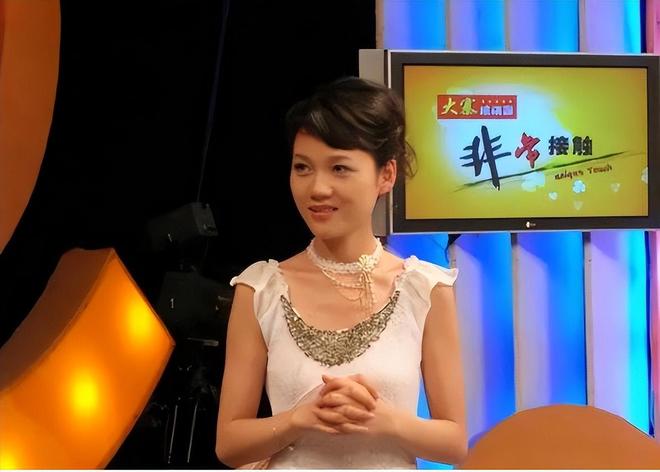 军事女主持人雅妮,图片中的风采与魅力,军事女主持人雅妮,风采与魅力的展现